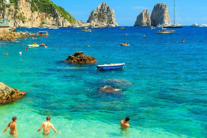 Capri: plage et faraglioni