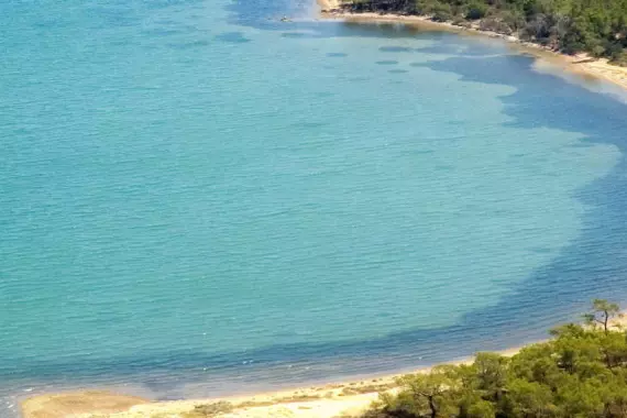 Turquie, Ayvalik, vue aérienne d'une plage de sable blanc et aux eaux transparentes