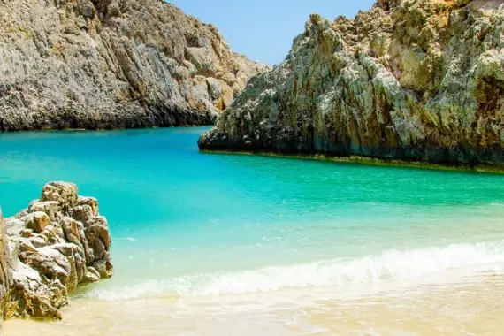 La Canée : mer cristalline et sable blanc d'une plage de l'île de Crète