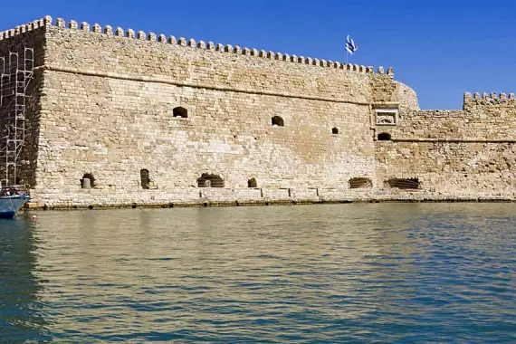 Forteresse sur la mer de la ville d'Héraklion sur l'île de Crète