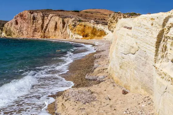 Sculptures sur la plage de Kimolos dans les Cyclades, Grèce