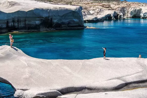 Formations de roches blanches sur la mer bleue de Milos