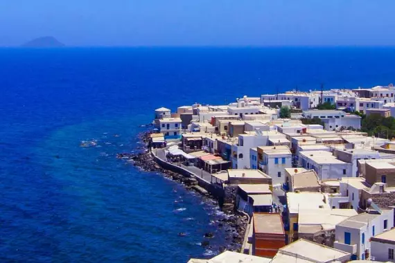 Nisyros: maisons blanches typiques et mer d'un bleu profond d'une ville de l'île