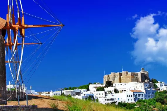 Île de Patmos: moulin et petite ville aux maisons blanches