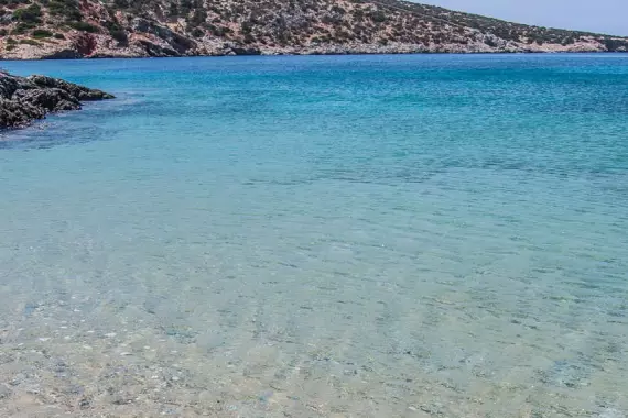 Plage aux eaux cristallines de Schinoussa dans les Cyclades en Grèce