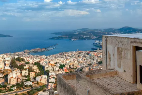 Panorama sur Syros : les maisons, le golfe et, à l'horizon, les autres îles des Cyclades