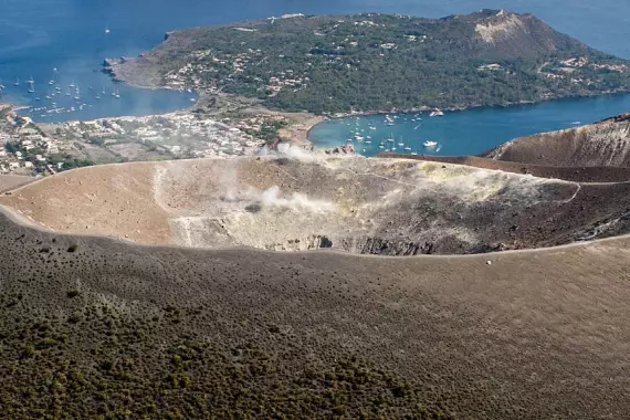 Vue du cratère et de la mer de l'île de Vulcano